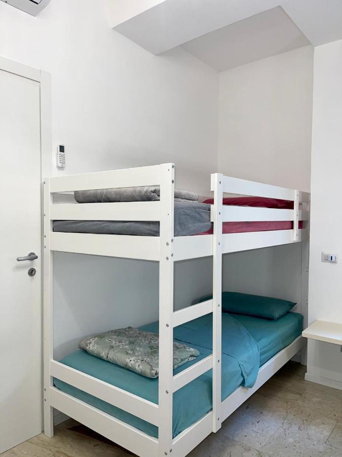 The White House, Modern In Center Apartment Mailand